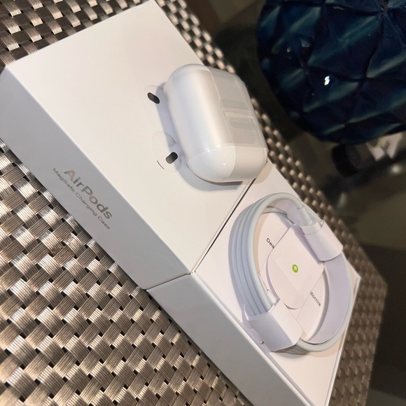 Apple Airpods 3rd Gen - Picture 1 of 2